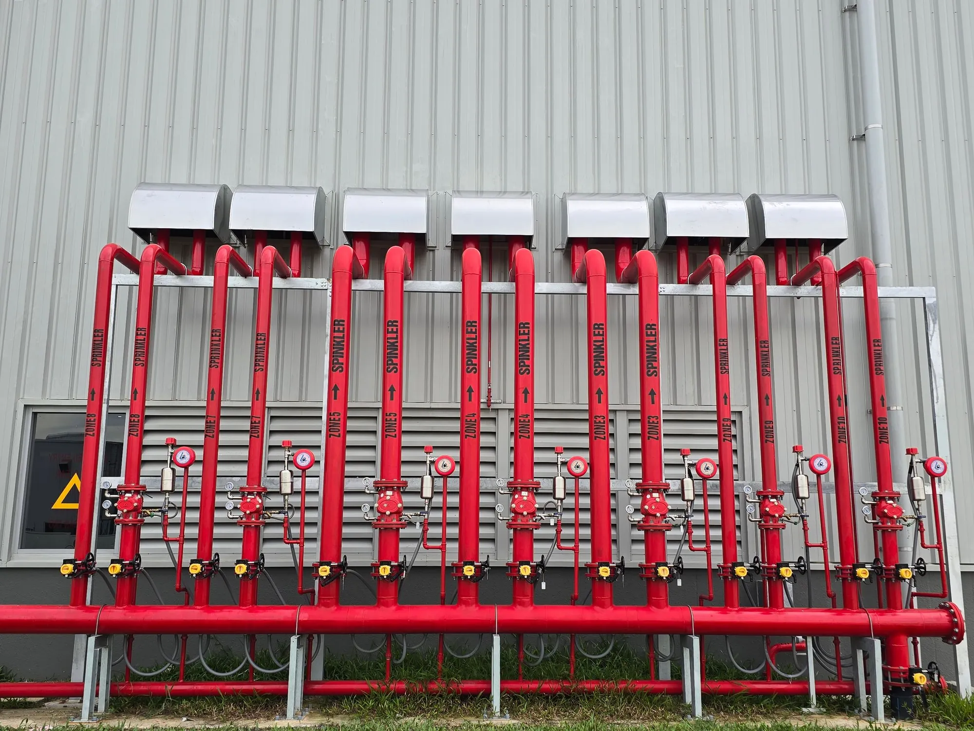 Colector de tuberías rojas de una instalación de rociadores contra incendios