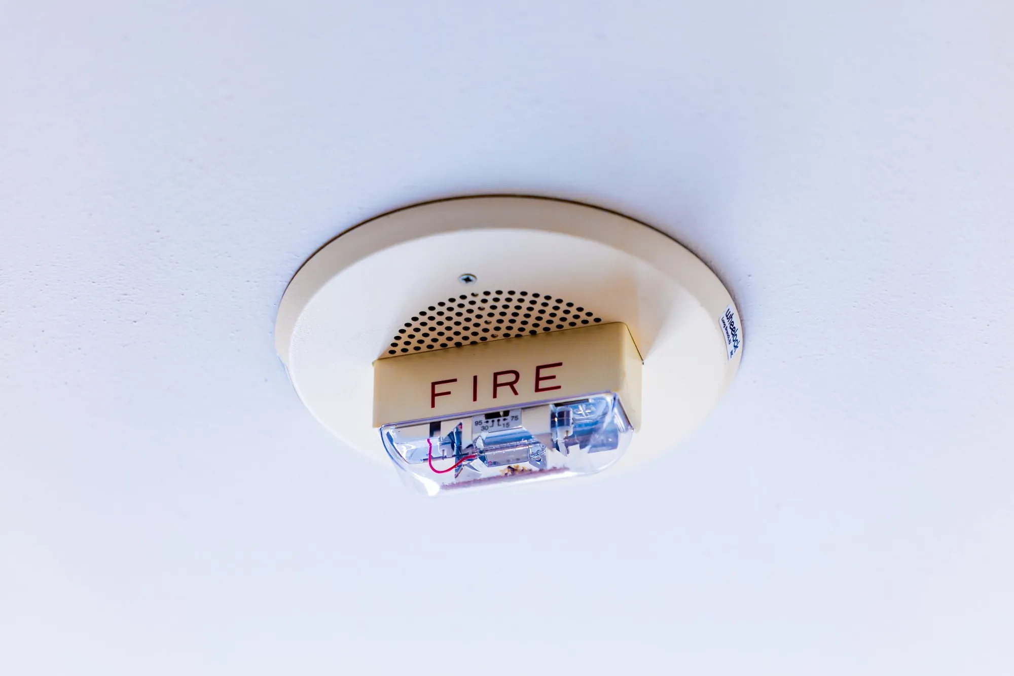 Detector de humos instalado en el techo de un edificio