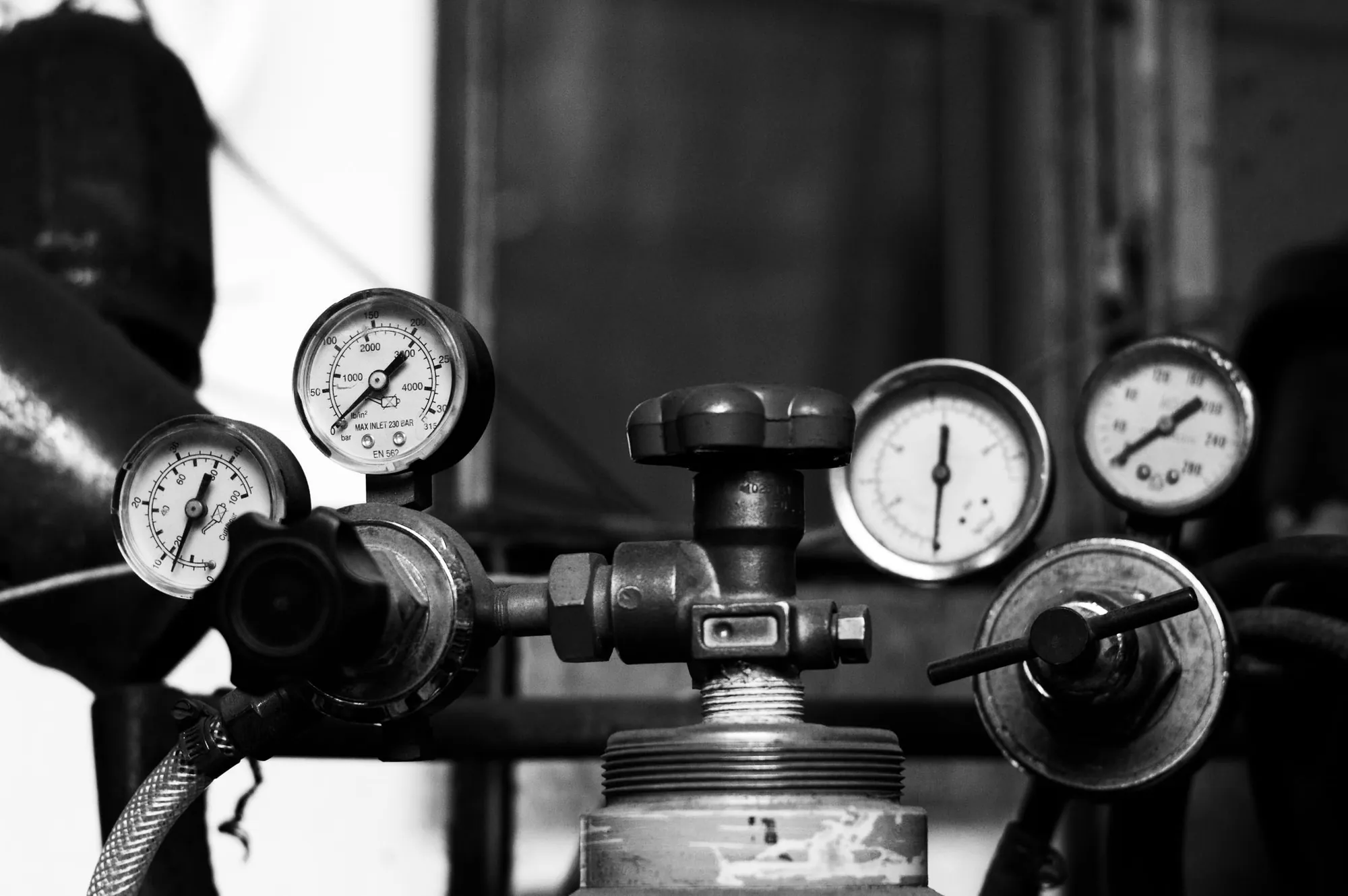 Manómetros de presión de una instalación hidráulica en blanco y negro