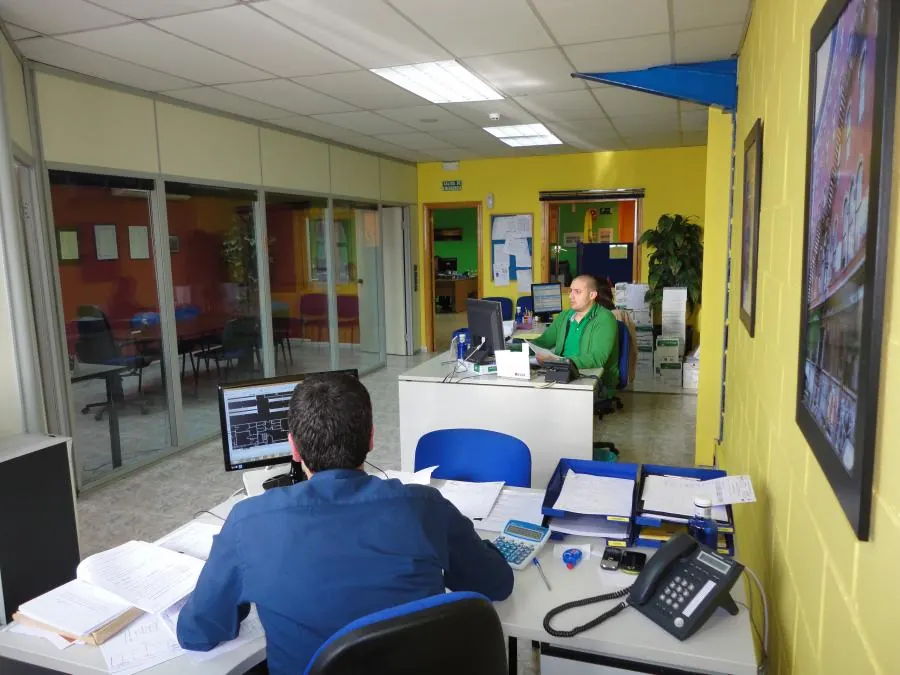 Taller de M.C.I. con extintores preparados para revisión