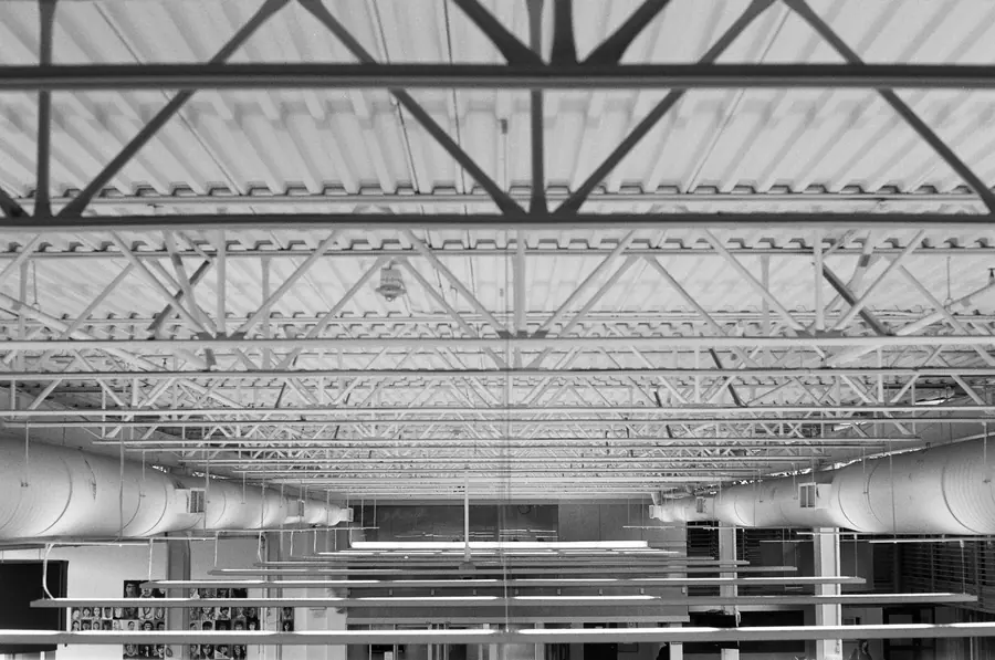 Estructura metálica de la cubierta de una nave industrial