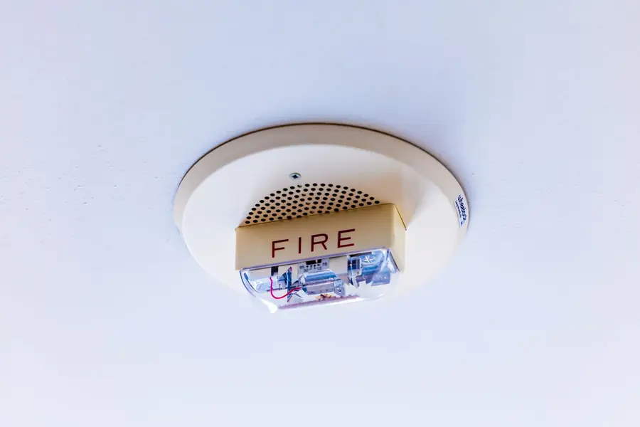 Detector de humos instalado en el techo