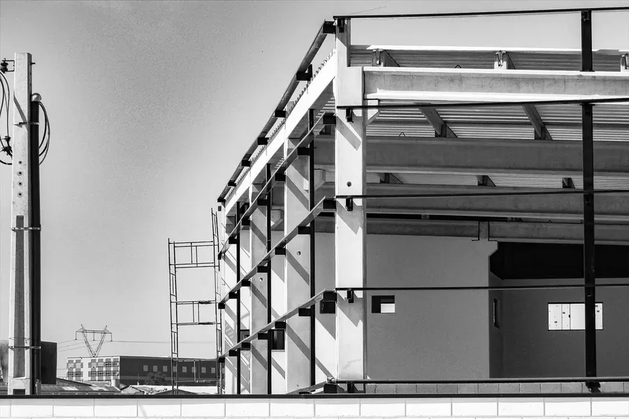 Estructura metálica de un edificio industrial en construcción