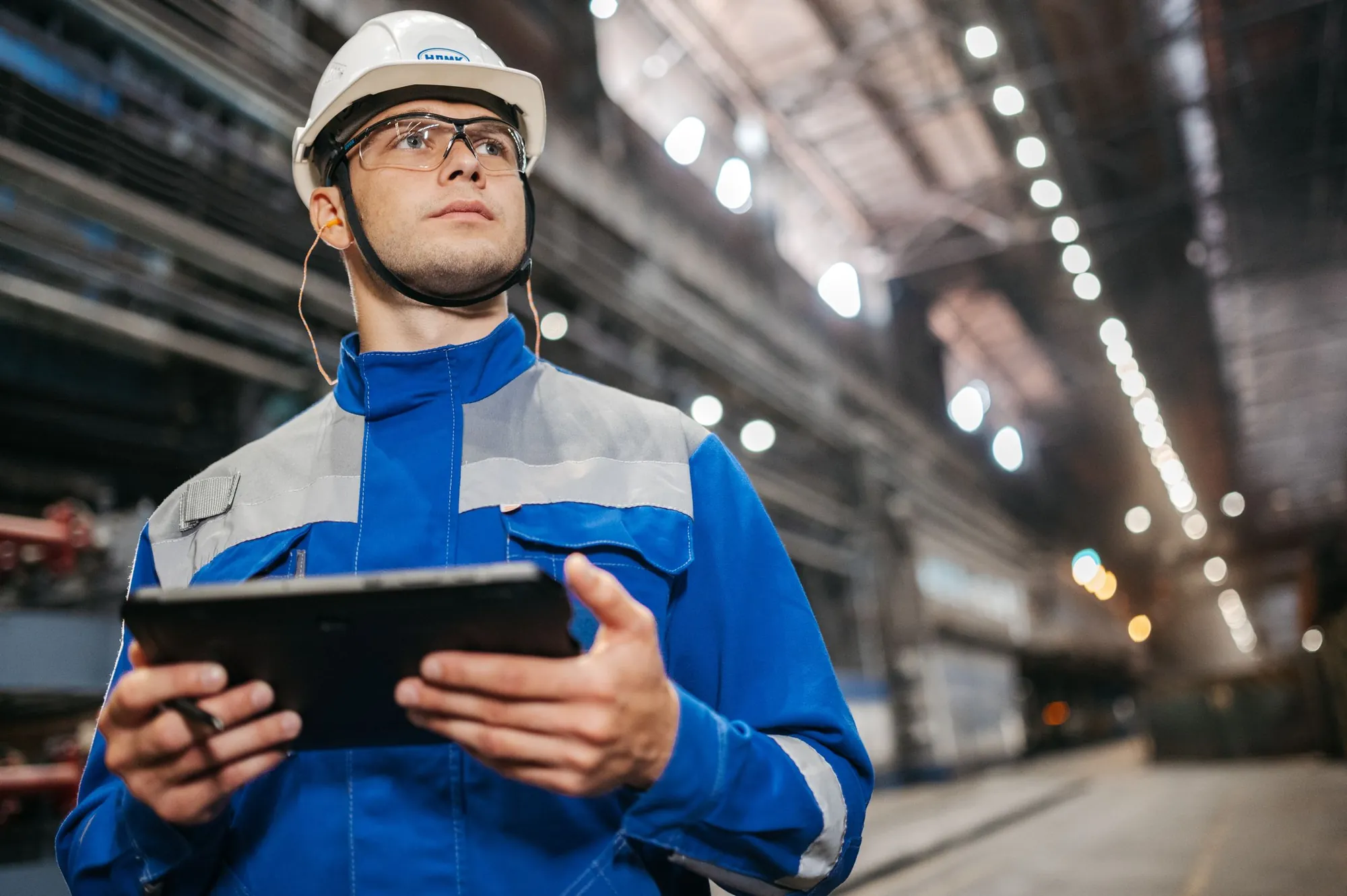 Técnico revisando datos de una instalación industrial sobre una tableta